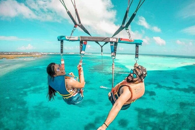 parasailing-on-the-sea-of-7-colors-of-san-andres