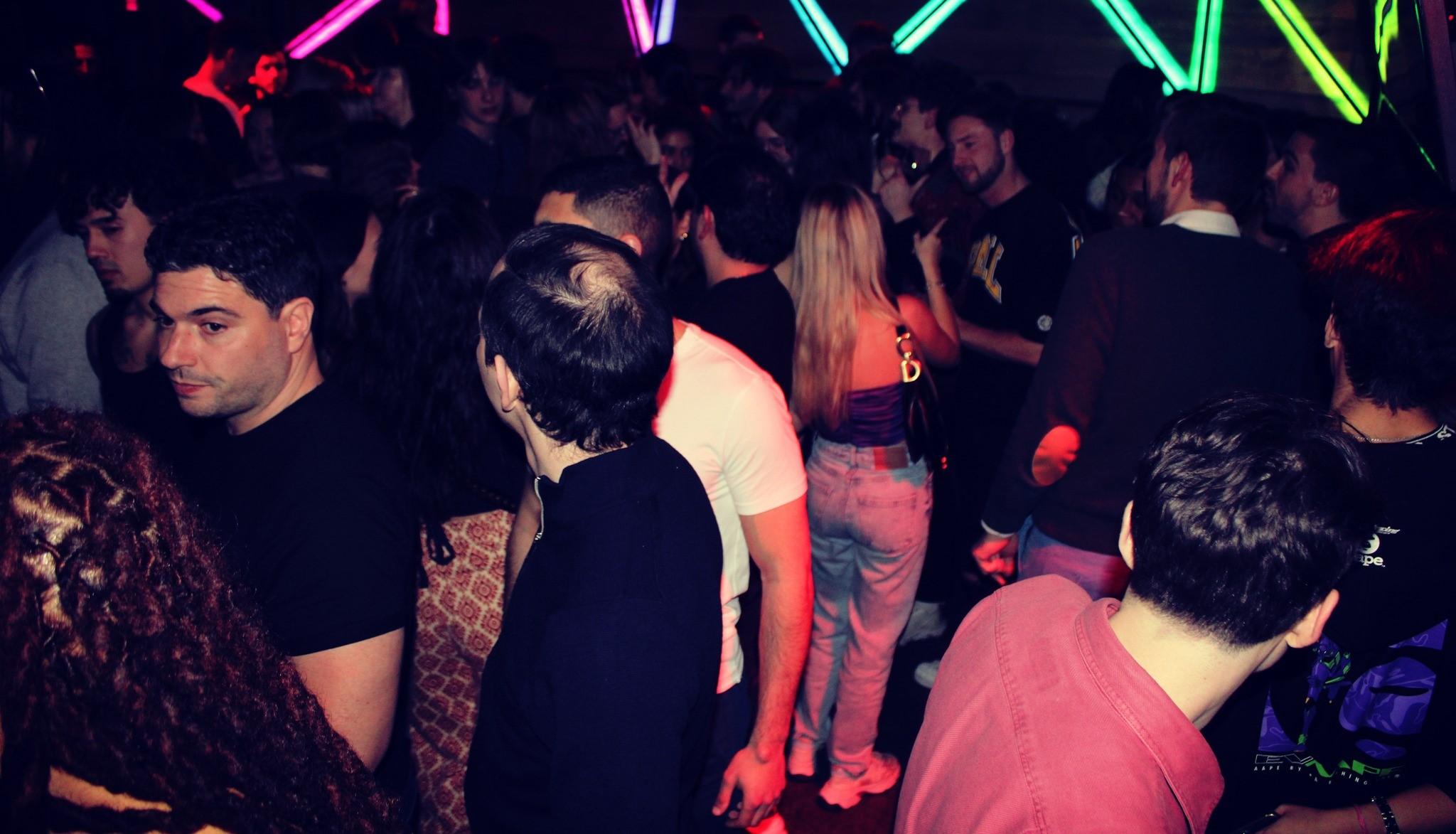 paris-bastille-quarter-pub-crawl-free-shots-club-entry