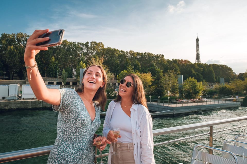 paris-evening-river-cruise-with-music
