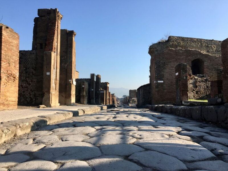 pompeii-guided-tour-with-archaeologist-with-max-12-people