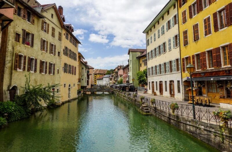 private-2-hour-walking-tour-of-annecy-with-official-guide