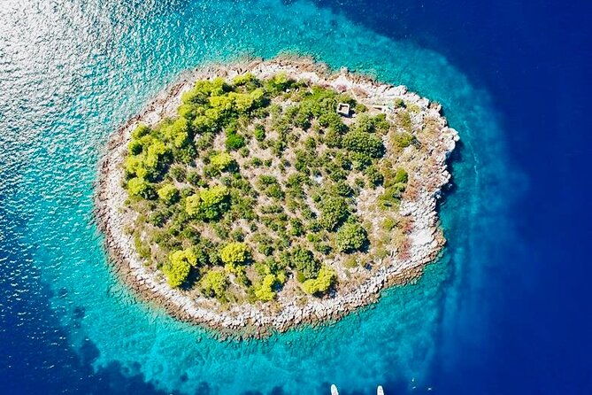 private-half-day-boat-tourblue-lagoon-secret-2-islands
