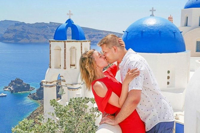 private-photo-session-with-a-local-photographer-in-santorini