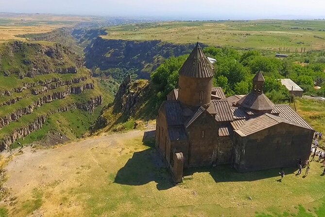 private-tour-amberd-fortress-saghmosavank-alphabet-monument