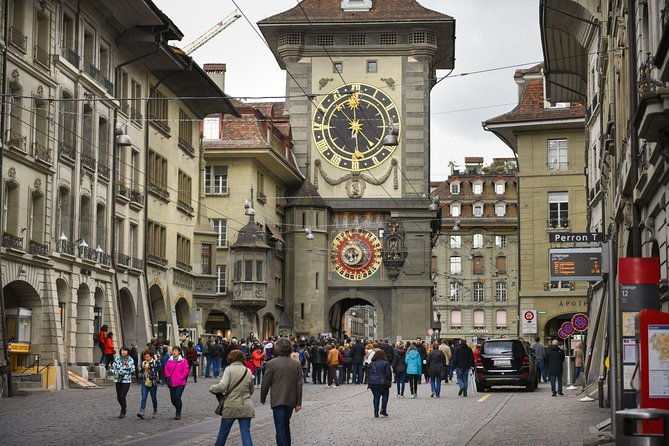 private-trip-from-geneva-to-the-swiss-capital-bern-paragliding-in-interlaken