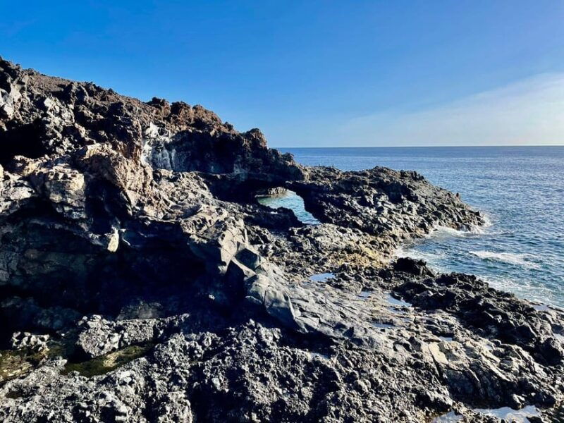 route-guided-on-the-volcanic-coast-of-lanzarote