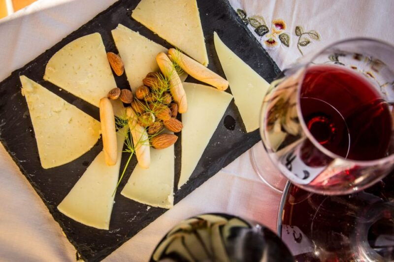 santiago-de-compostela-cheese-and-wine-tasting-experience-5