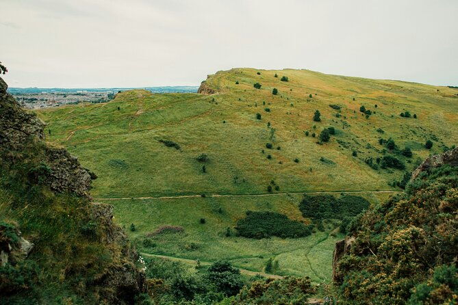 small-group-guided-hike-of-arthurs-seat-and-holyrood-park