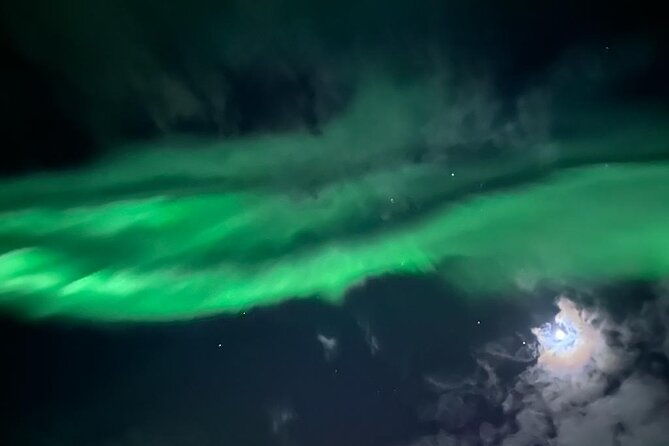 small-group-hunting-for-the-northern-lights-in-reykjavik-engrus