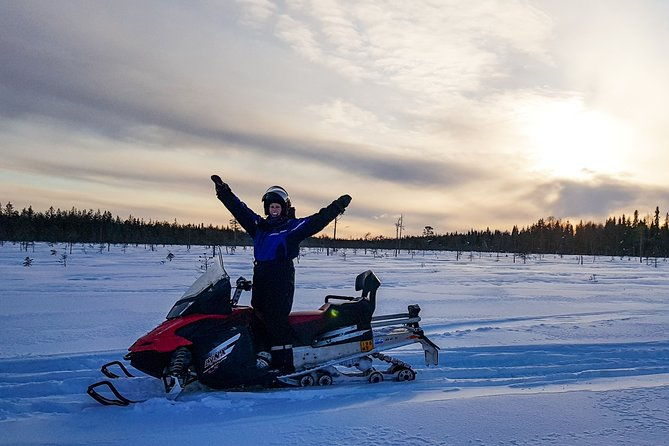 snowmobile-driving-morning-start