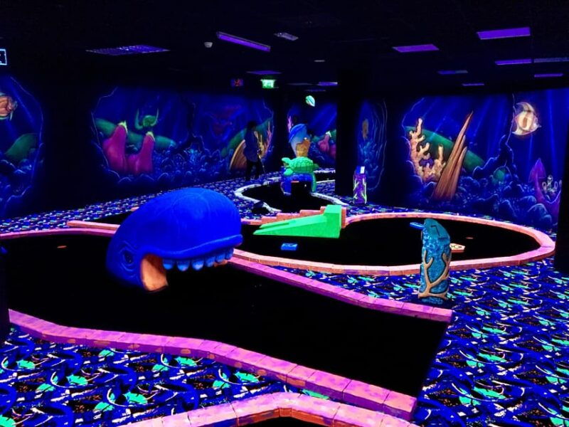 the-hague-glowgolf-glow-in-the-dark-indoor-minigolf