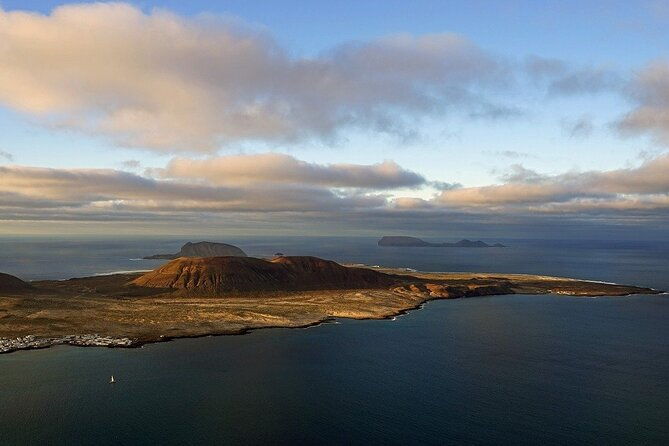 traditional-canarian-street-market-and-marine-reserve-of-la-graciosa