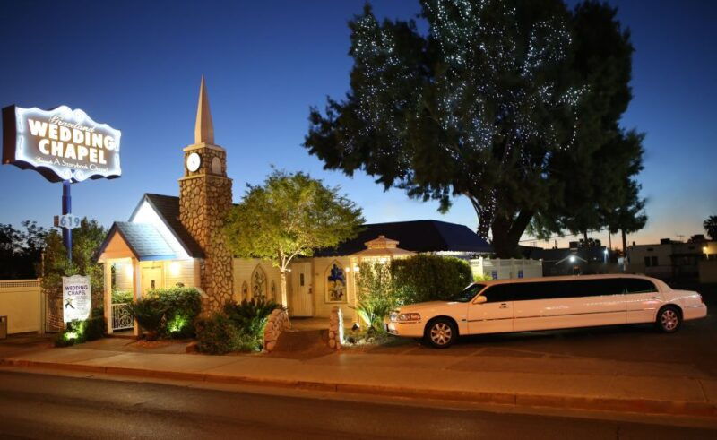 vegas-elvis-themed-graceland-chapel-wedding-or-vow-renewal