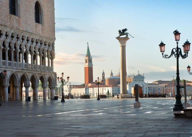 venice-basilica-doges-palace-gondola-and-lagoon-islands