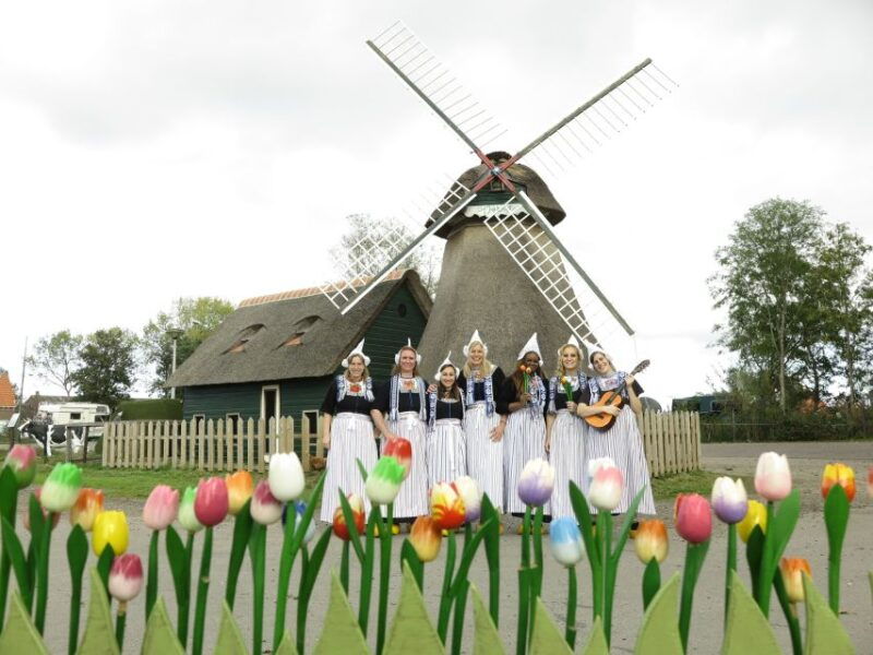 volendam-traditional-costume-photo-with-cheese-clog-tour