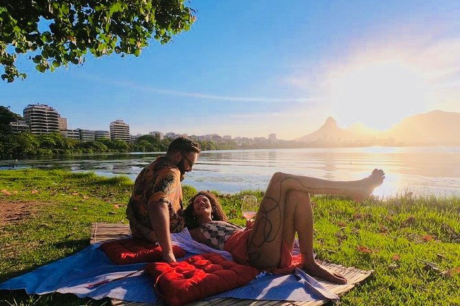 wine-cheese-picnic-at-lagoa-rodrigo-de-freitas