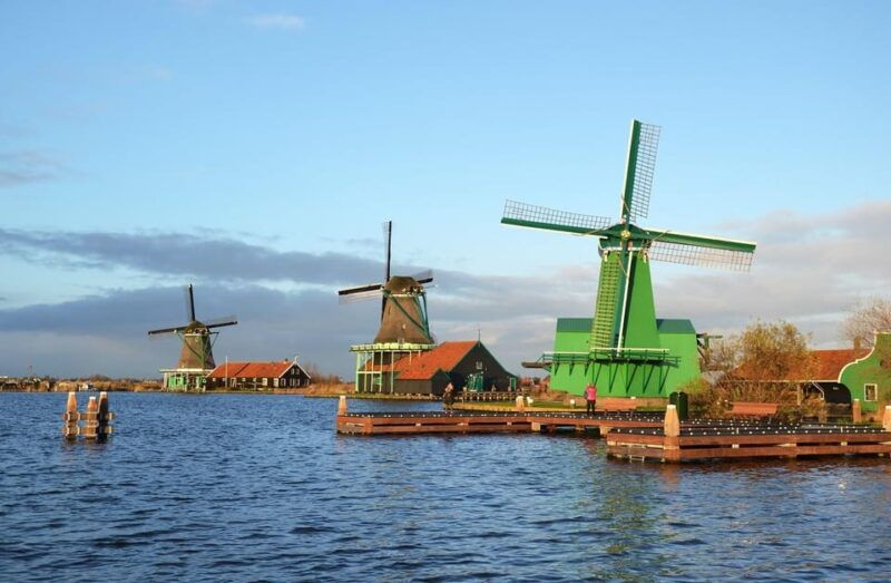 zaanse-schans-windmills-volendam-and-tulip-greenhouse-tour