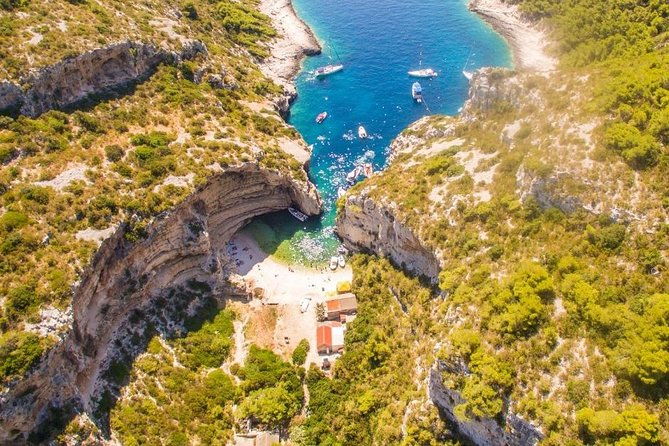 5-islands-private-boat-tourblue-cavehvarpakleni-islands