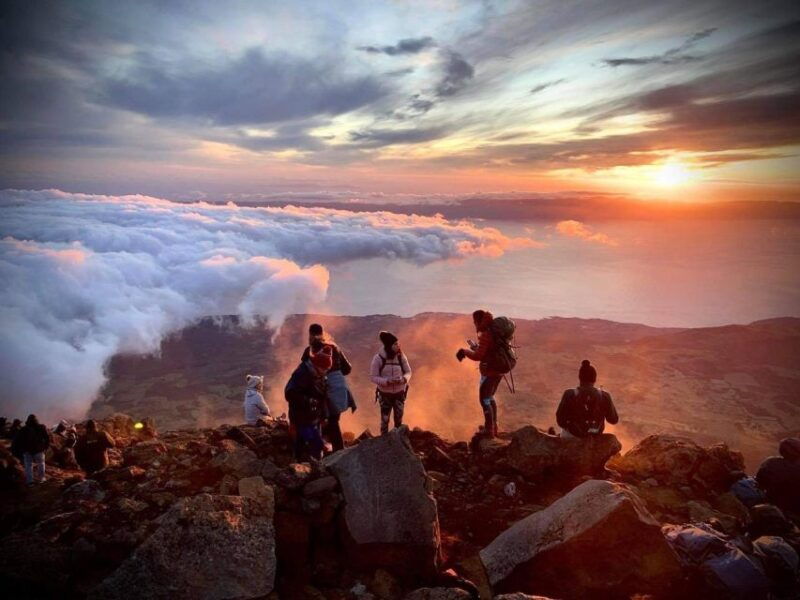 7-hour-hike-pico-mountain-and-piquinho-2351-meters