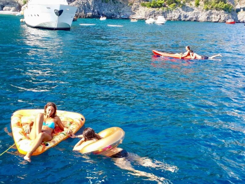 amalfi-coast-boat-tour-with-drinks-and-lunch