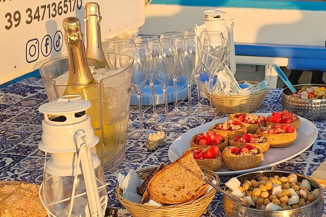 aperitif-on-a-boat-at-sunset-in-palinuro