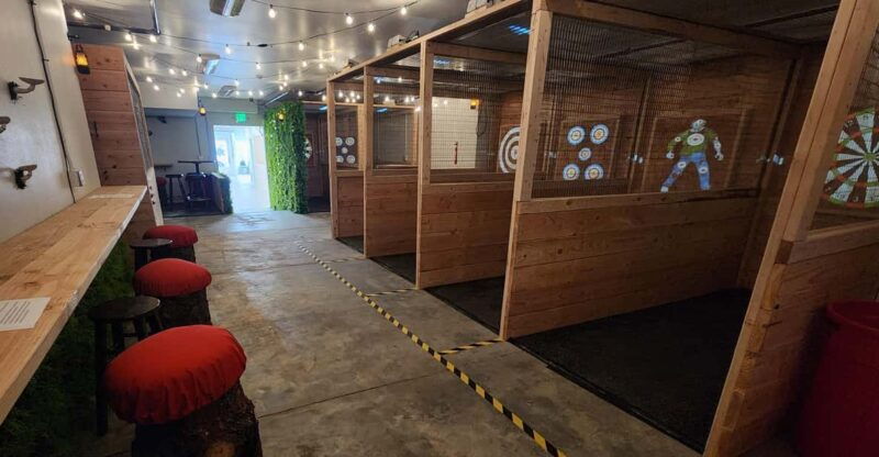 axe-throwing-60-minute-experience-2