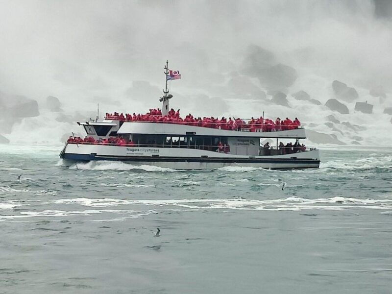 best-niagara-falls-guided-tour-behind-the-falls-boat-ride