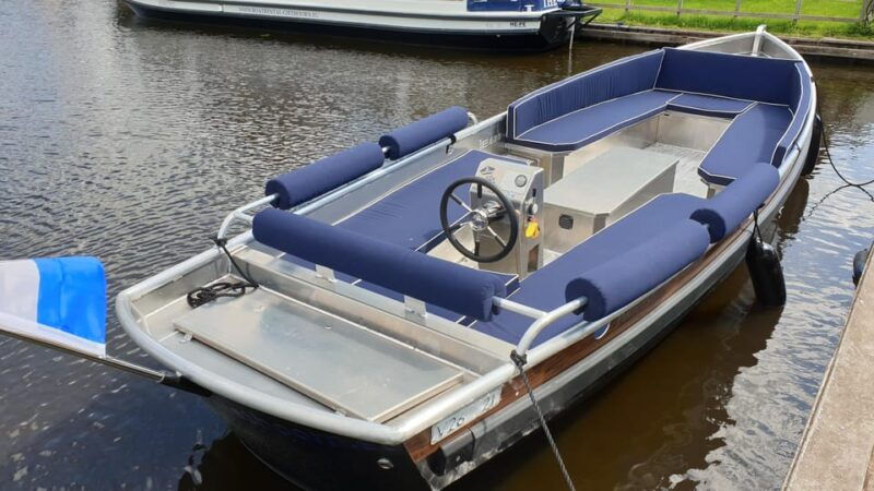 boatrental-2-hours-12-person-with-steeringwheel-and-cushions