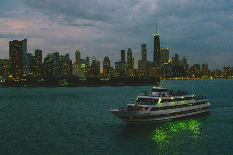 chicago-christmas-eve-lake-michigan-gourmet-dinner-cruise