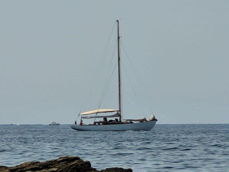 classic-yacht-sailing-in-cannes