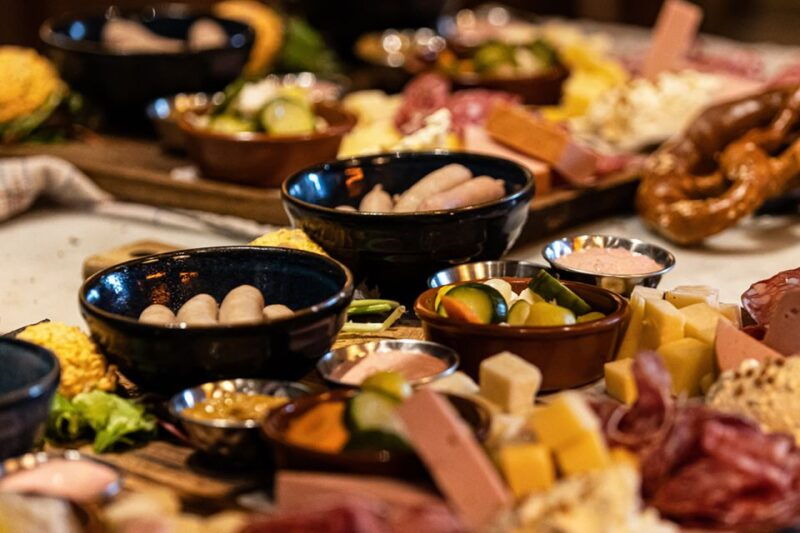 delft-craft-beer-tasting-in-medieval-cellar-with-snacks