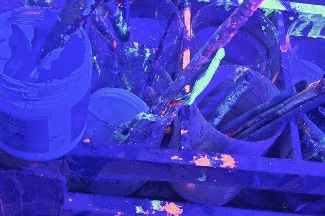fluorescent-painting-studio-in-lyon-in-an-art-gallery