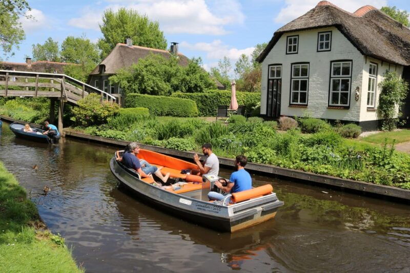 giethoorn-25-hours-7-persons-boat-steeringwheel-cushions