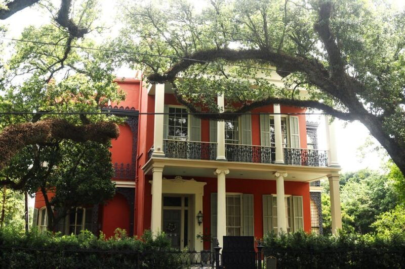 gossip-grandeur-a-stroll-through-nolas-garden-district