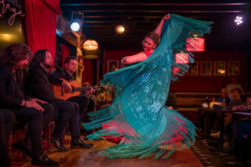 granada-flamenco-show-with-dinner-at-jardines-de-zoraya