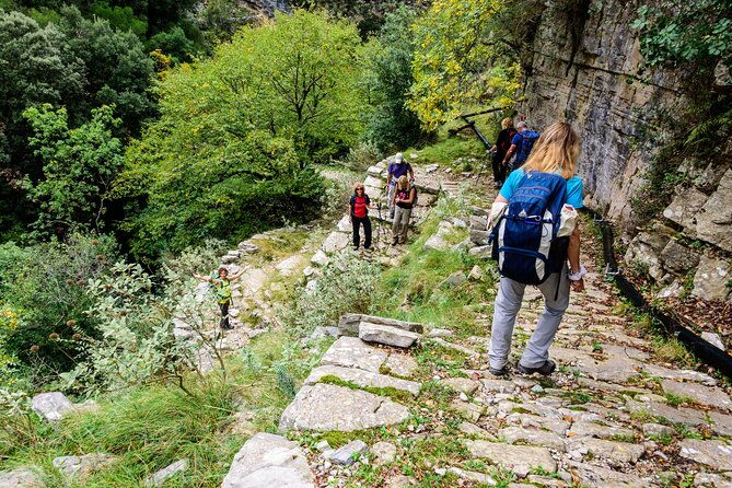 hiking-in-ridomo-gorge-with-picnic