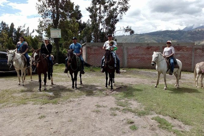 horse-riding-panoramic-mountain-view-in-private-cordillera-blanca