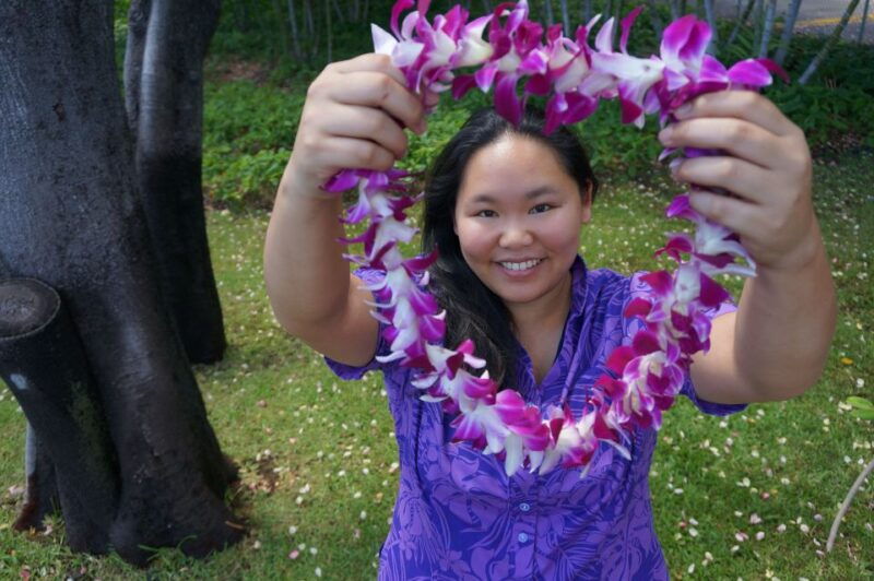 kauai-lihue-airport-honeymoon-lei-greeting