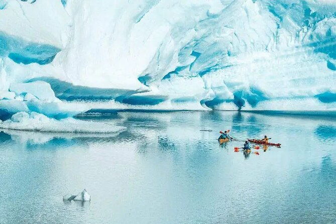 kayak-experience-on-grey-glacier-lake-torres-del-paine