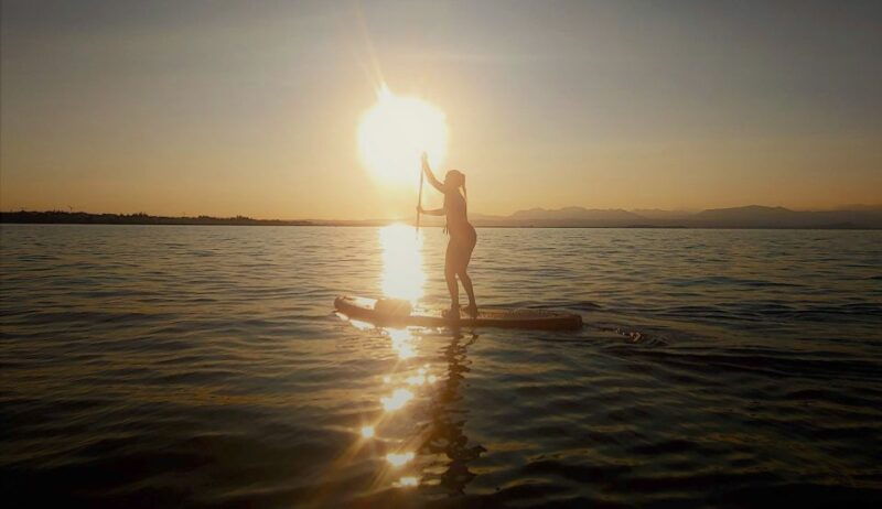lake-garda-stand-up-paddleboard-experience-with-dry-bag