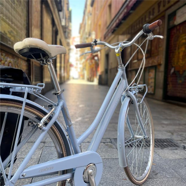 madrid-vintage-bike-rental-with-tourist-map