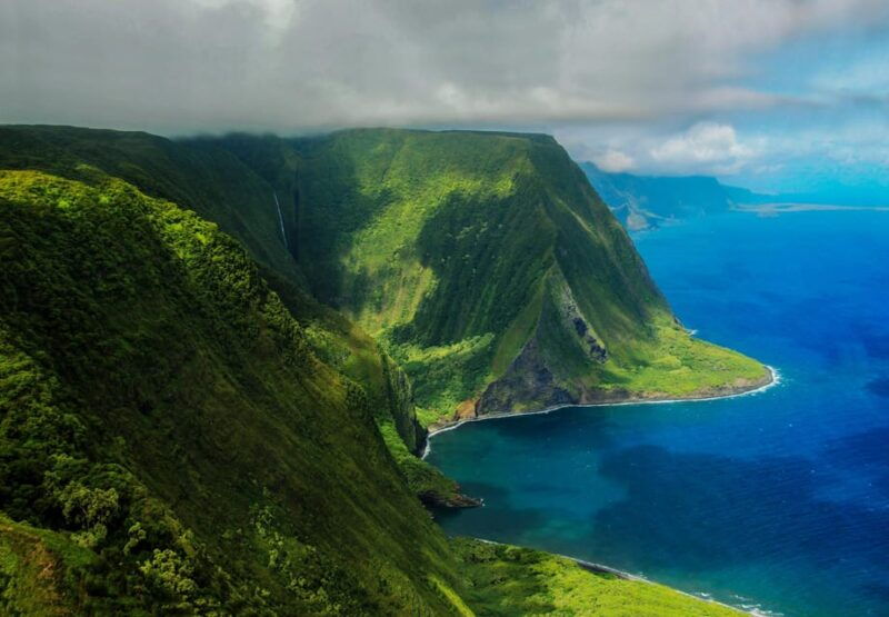 maui-waterfalls-of-west-maui-and-molokai-helicopter-tour