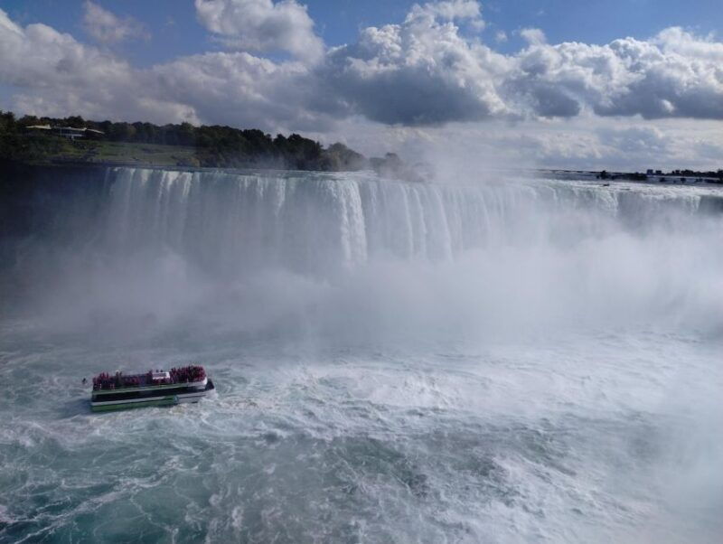 niagra-falls-usa-side-boat-cave-and-trolley-guided-tour