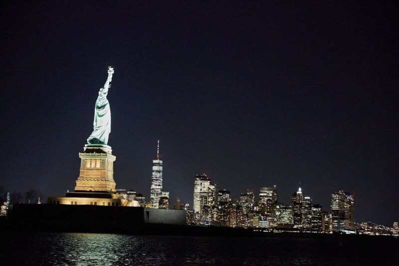 nyc-city-lights-yacht-cruise-with-drink-included
