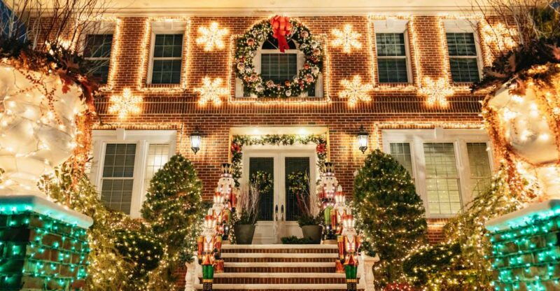 nyc-dyker-heights-christmas-lights-skyline-view-bus-tour