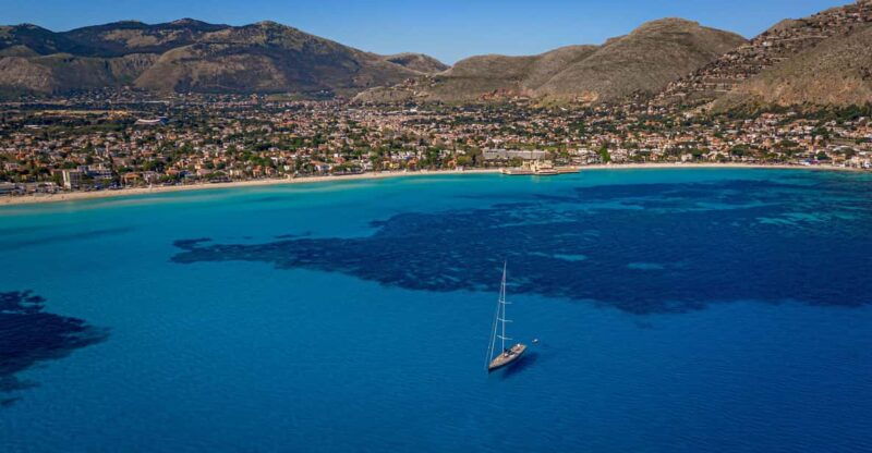 palermo-boat-tour-to-mondello-isola-delle-femmine-drink