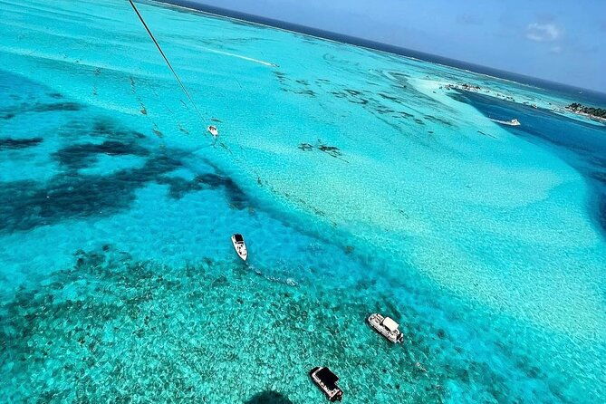 parasailing-on-the-sea-of-7-colors-of-san-andres
