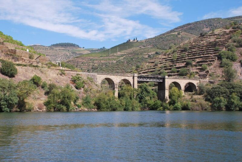 pinhao-private-rabelo-boat-tour-along-the-river-douro