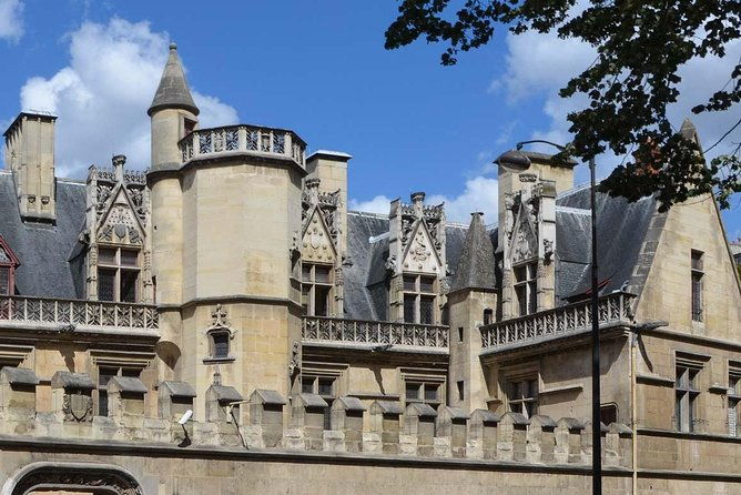 private-history-walking-tour-in-paris-for-teens-family