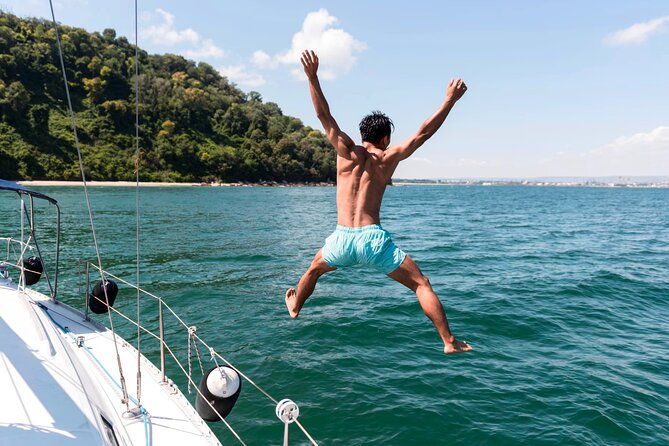 private-sailing-tour-at-cascais-lazy-mooring-in-the-bay